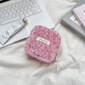 Detail van roze pluche tas met luipaardprint, inclusief logo-etiket en decoratief lint - Lichtroze