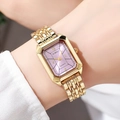 Détail d'une montre rectangulaire dorée avec cadran lavande soleil sur un poignet - Boîtier Doré Cadran Rose