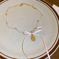 Collier vintage français avec perles blanches, nœud en ruban rose et pendentif doré gaufré - Nœud Vintage Blanc (96# Collier)