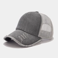 Détail de la casquette trucker grise vintage avec maille respirante et effet usé - Gris