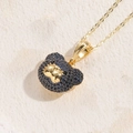 Collana con pendente a orsetto in zirconi blu placcata oro 14K su sfondo in pietra - Blu Reale