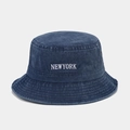 Détail de la broderie New York et des œillets sur le bob en coton délavé bleu marine - M (56-58cm) / Bleu marine