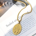 Gouden roestvrijstalen ketting met ovaal religieus muntje aan een verfijnde boxketting - 1.6*2.5cm (Enkele Hanger) / Goud