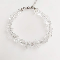 Detalle de la pulsera de cuarzo transparente con cierre de langosta plateado y cadena ajustable - Cristal de roca