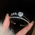 Dettaglio ravvicinato di un bracciale a doppio anello in argento con zircone a cuore - Argento-Cuore Trapano Principale Doppio Anello (29#HB3099)