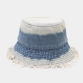 Dettaglio cappello pescatore in denim lavato sfumato con eleganti bordi a frange - Taglia unica / Blu Chiaro Sfrangiato