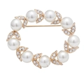 Elegante broche corona de perlas y diamantes con hojas doradas en fondo blanco - Dorado