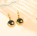 Vue macro de boucles d'oreilles lune et étoile dorées avec émail noir et cristal serti - Boucles d'Oreilles Étoile Lune Coquille Noire