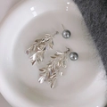 Vue détaillée de boucles d'oreilles en C avec perles grises et glands en feuilles métalliques - Style Feuille Argent (51#)