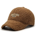 Cappellino da baseball marron in pile teddy con ricamo Boston 1630 in bianco - Regolabile / Beige Scuro