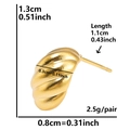 Detailansicht der goldfarbenen 304 Edelstahl-Ohrringe mit präzisen Größenangaben - Croissant-Spiral-Textur / Gold