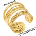 Dettaglio anello in acciaio dorato a strati con motivi a onde e misure del prodotto - Anello Aperto Multistrato / Oro
