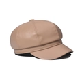Detailansicht der feinen Kunstlederstruktur und Nähte an einer beige Schirmmütze - Verstellbar / Khaki