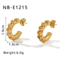 Nahaufnahme der 1,8 cm goldfarbenen C-Ohrringe mit klarer Zirkonia-Pflasterfassung - Gold (NB-E1215)