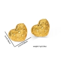 Detailansicht goldener Herzohrringe mit strukturierter Oberfläche und Maßangaben - Herz Texturiert Gold Stil (TYGE0553)
