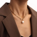 Collana a catena a graffetta dorata con chiusura a T e ciondolo di perla grande - Oro