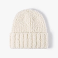 Unisex gebreide wintermuts in crèmewit bouclé-materiaal met een geribbelde omslagrand - Eén maat / crème