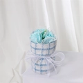 Detail van zeeprozenboeket gewikkeld in blauwe tweedstof met een witte strik - Gras Decor (Geen Handtas) / 14cm hoogte x 9cm diameter / Lichtblauw