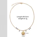 Collier en laiton doré avec perles cubiques bleues et pendentif rond gravé soleil - Pendentif Soleil Doré Avec Perles Carrées Bleues (2406ZJ26383XL)