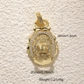 Détail des dimensions du pendentif tête de mort couronnée en or avec petits diamants - Couronne Dorée