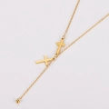 Detalle de collar de acero dorado con colgantes de doble cruz y borla de cuentas - Dorado
