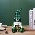 St. Patrick's Day Zwerg Plüsch mit grünem Kleeblatt und schwarz-grünem Karo-Hut - Herrenstil