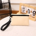 Porte-monnaie minimaliste en polyester beige avec fermeture éclair noire et dragonne de main - Blanc Cassé