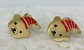 Boucles d'oreilles ours dorés avec bonnet à rayures rouges et détails en émail - Ours avec Chapeau à Rayures