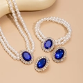 Dettaglio macro di perle a doppio strato con gemma ovale blu intenso e accenti di diamanti - Blu (Set da 3 pezzi)