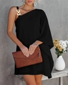 Dettaglio di abito nero con spalla scoperta, catena in metallo dorato e tessuto in chiffon - S / Nero