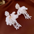 Elegante witte kralen oorbellen met bloemmotief en kwastjes op luxe zijden achtergrond - Witte Bloem Kwastje (20#)