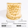 Anello a fascia larga in acciaio inossidabile placcato oro 18k con texture a martello - Stile Texture Martellata Larga (JZ21217)