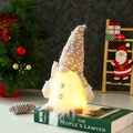 Detail eines leuchtenden Weihnachtswichtels mit gepunkteter Mütze und weißem Bart - Männchen mit Stock (Brauner Punktierter Hut)