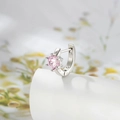Pendiente de aro plateado minimalista con circón rosa sobre pedestal blanco - Estilo Zirconia Rosa de Seis Garras / Zirconia rosa claro en tono plateado (Pieza única)