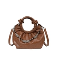 Borsa a mano nuvola marrone a pieghe con catena di perle metalliche e texture morbida - Marrone