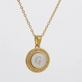Collier en acier titane 18K avec pendentif rond lettre G en nacre et cristaux - Lettre G Or