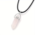 Vue détaillée d'un pendentif en cristal rose hexagonal avec un cordon noir tressé - Quartz rose