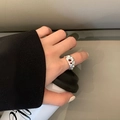 Bague argentée au design de lave avec motifs de cœur évidés portée par un mannequin - Ouvert Réglable / Coeur Creux en Lave d'Argent