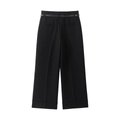 Vista trasera de pantalón negro de pernera ancha y tiro alto con cinturón y dobladillo - S / Negro