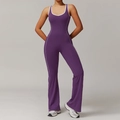 Paarse yoga jumpsuit met uitlopende pijpen, witte bies en open rug voor sportkleding - S / Kastanjebruin