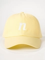 Dettaglio del ricamo della lettera N bianca sul cappellino da baseball giallo chiaro - Regolabile / Giallo Oca