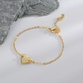 Bracelet coeur doré minimaliste avec pendentif lettre N gravé sur une chaîne à maillons polis - Lettre N