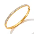 Elegante bracciale rigido in oro inossidabile con una fila di strass bianchi brillanti - Bracciale Rigido Dorato con Singola Fila di Zirconi (KAS615)