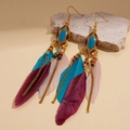 Detalle de pendientes bohemios con plumas coloridas y borlas de cuentas doradas - Gancho de oreja - Colorido