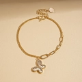 Detalle del colgante de mariposa dorada con textura de panal y cierre de corazón - Pulsera de Mariposa con Textura de Panal (Dorado)