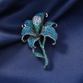 Spilla giglio elegante con strass blu e verdi su sfondo di raso scuro - Blu