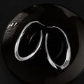 Minimalistische zilveren ovale oorringen voor dames op een elegant zwart decoratief bord - Zilver (Silver Earring Post)
