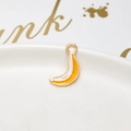 Détail d'un pendentif banane en émail jaune avec un anneau et une bordure en métal doré - 04# Petite Banane