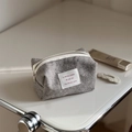 Kleiner grauer Fischgrät-Tweed-Beutel mit bunten Punkten und Reißverschluss für Kosmetik - Hellgrau