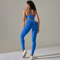 Makroaufnahme des blauen Yoga-Sets mit Rippstruktur und gekreuzten Trägern am Rücken - S / Blau